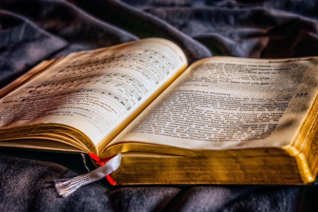 entdecken sie die faszinierende welt der erotischen literatur, in der leidenschaft und fantasie aufeinandertreffen. lassen sie sich von fesselnden geschichten und sinnlichen erzählungen verführen, die ihre vorstellungskraft anregen und in unbekannte tiefen der erotik eintauchen.